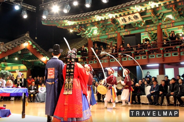 [트래블맵서울여행] 롯데월드, 옛 선조들의 방식 그대로 따라 전통혼례 민속박물관 놀이마당에서 실시